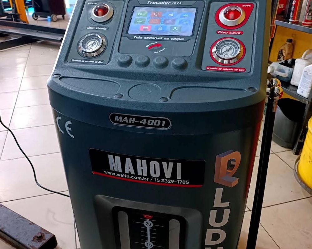 Equipamento de troca de fluido de câmbio automático conectado a um veículo suspenso