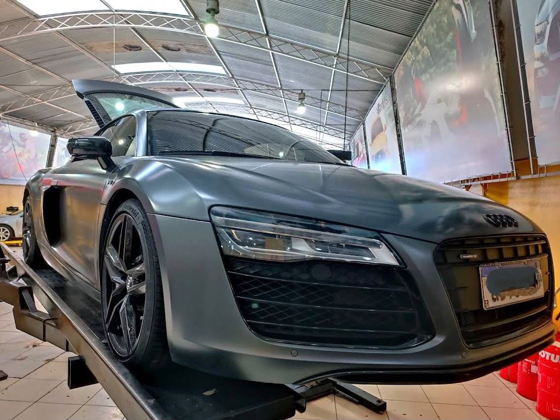Audi R8 no elevador da oficina