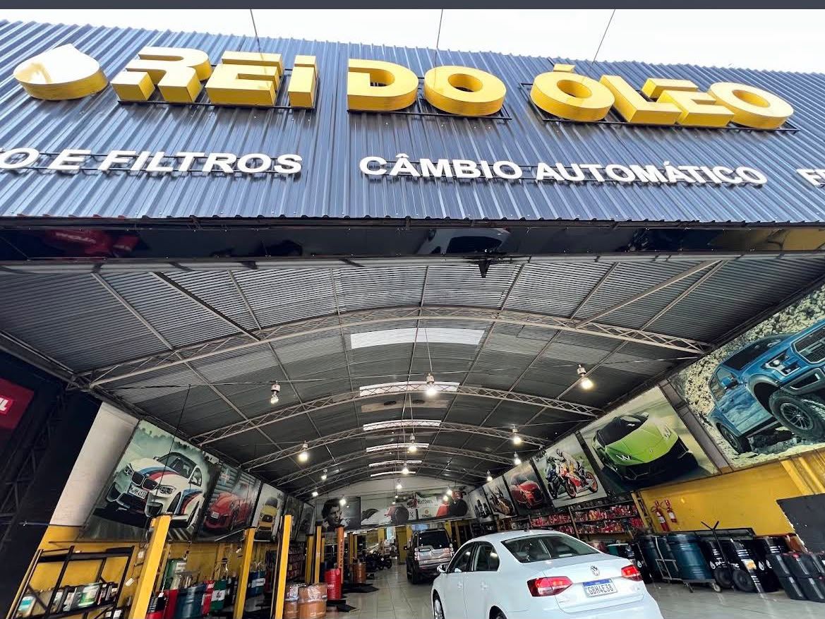 Fachada do Rei do Óleo Osasco KM18 com o letreiro e a entrada da oficina