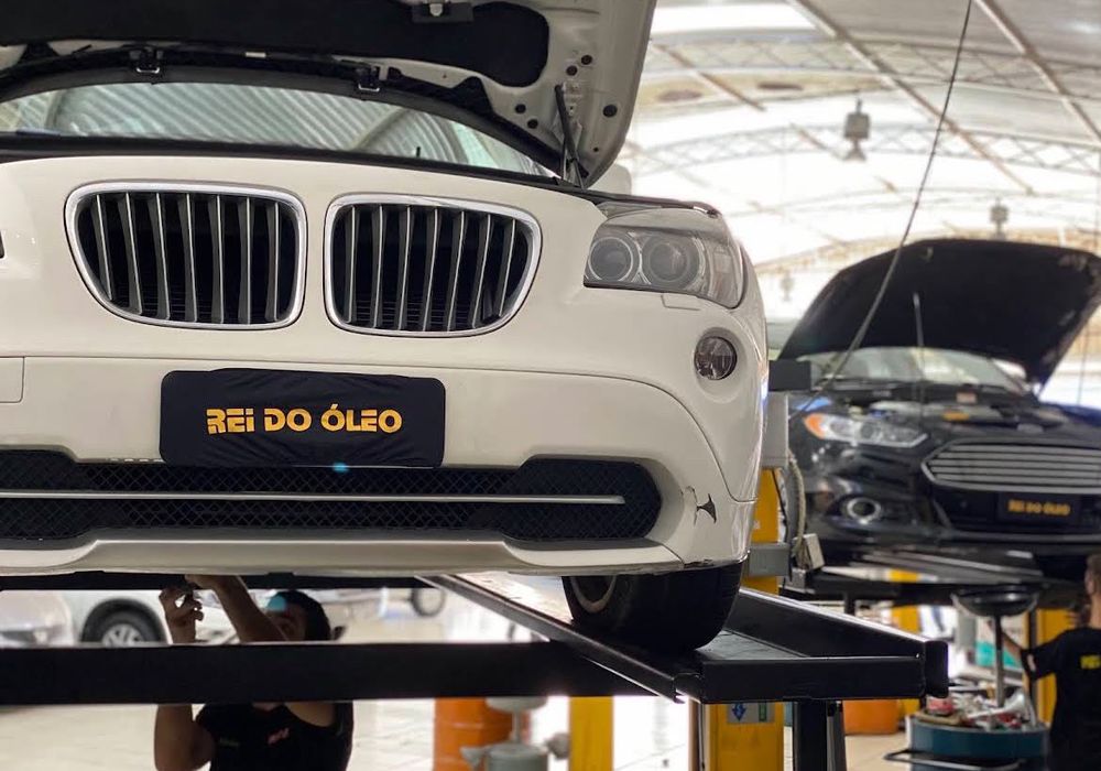 Óleo lubrificante novo sendo abastecido no motor de um carro